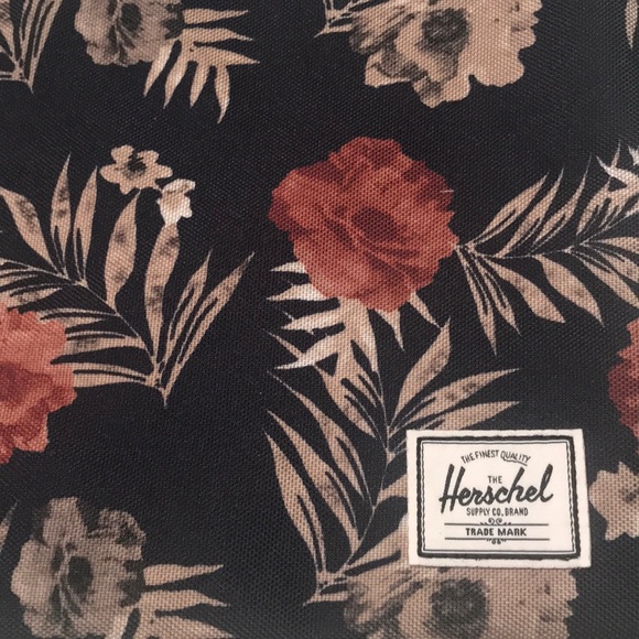 NWOT {Herschel} Clutch - Picture 2 of 8